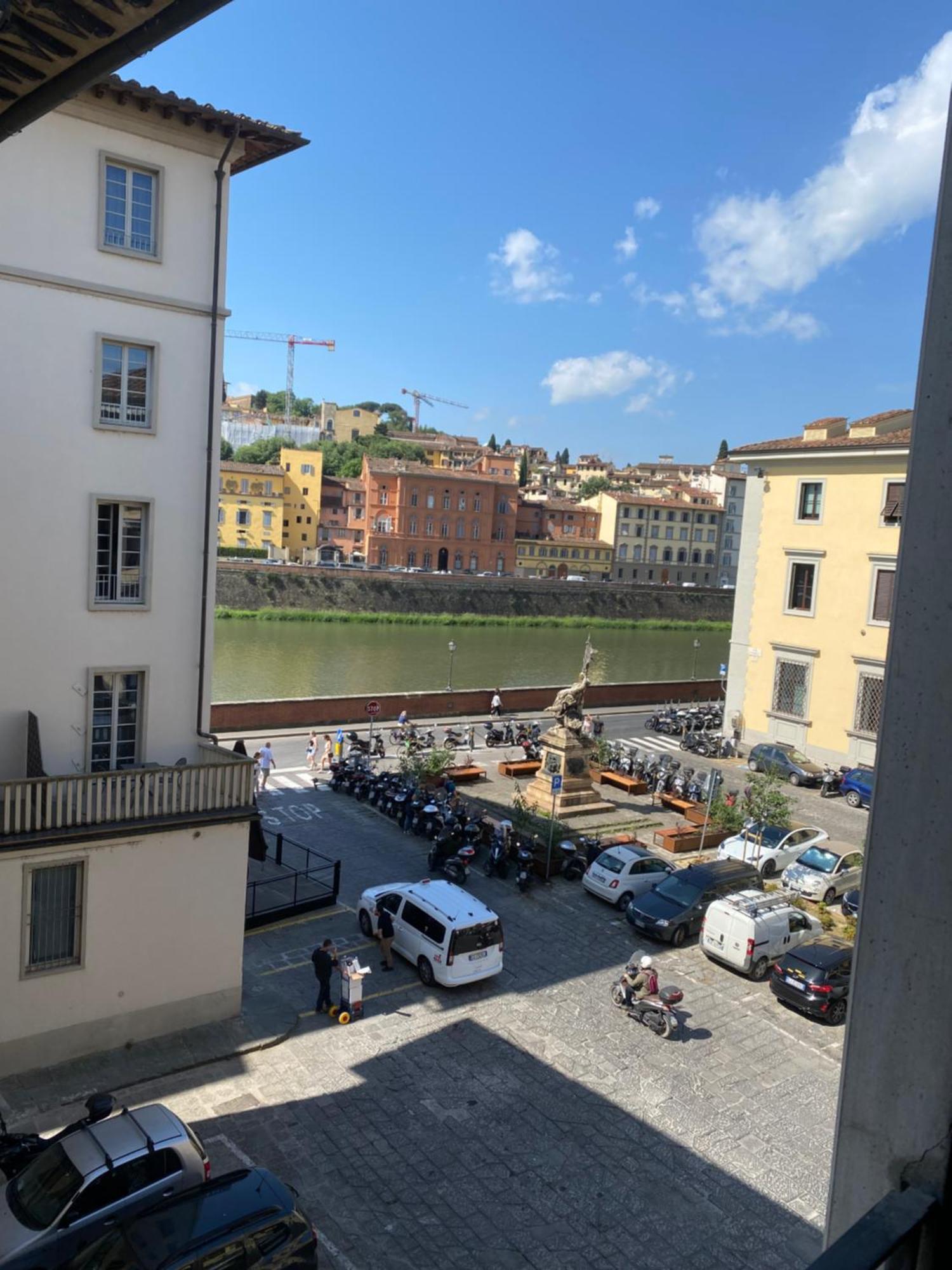 Old Bridge Apartment Firenze Bagian luar foto