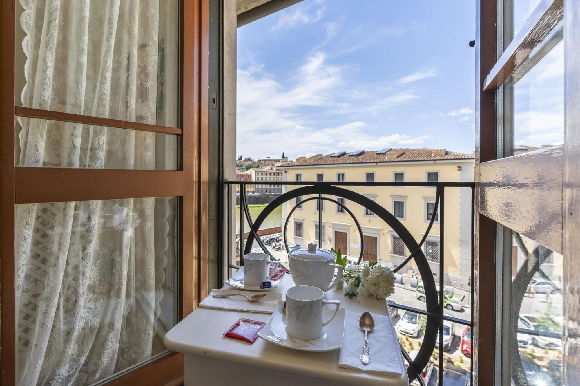 Old Bridge Apartment Firenze Bagian luar foto