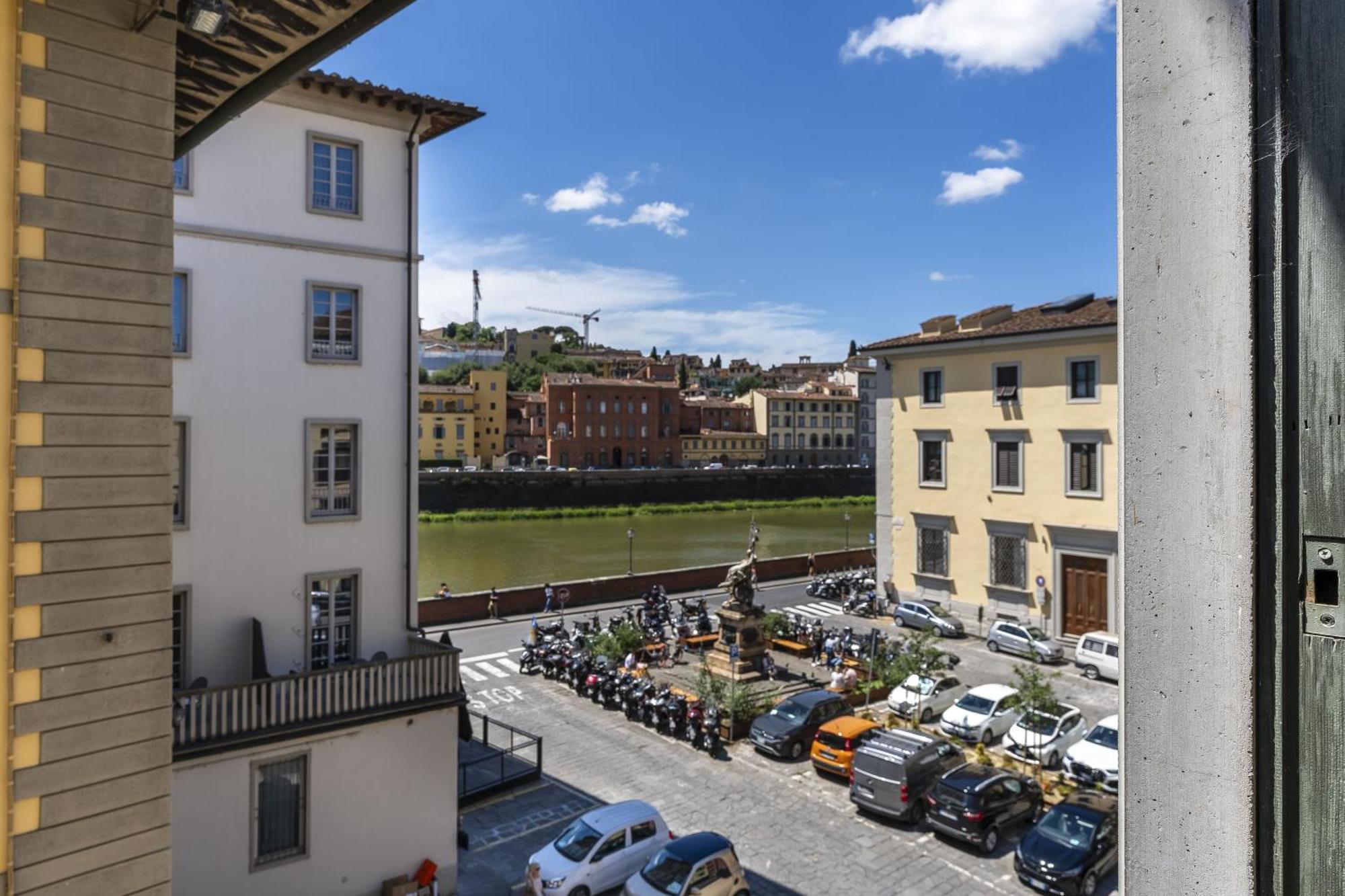 Old Bridge Apartment Firenze Bagian luar foto